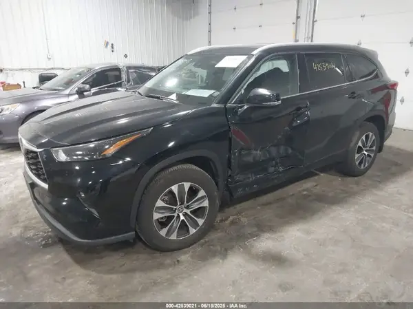 5TDGZRBH8NS252644 2022 TOYOTA HIGHLANDER - Image 2