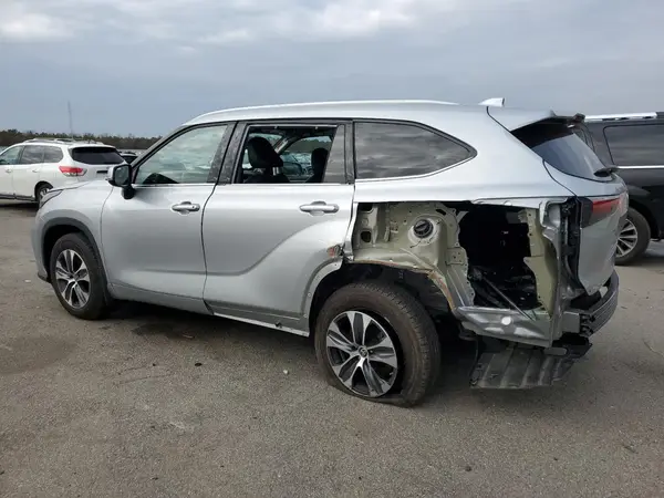 5TDGZRBH8NS256676 2022 TOYOTA HIGHLANDER - Image 2