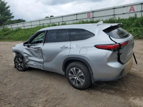 5TDGZRBH8NS559876 2022 TOYOTA HIGHLANDER - Image 2