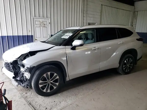 5TDGZRBH8NS561434 2022 TOYOTA HIGHLANDER - Image 1