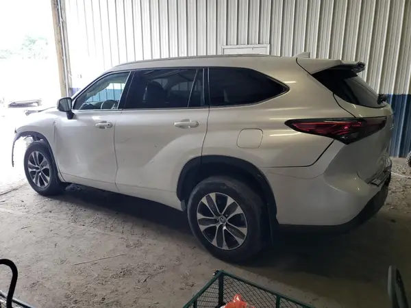 5TDGZRBH8NS561434 2022 TOYOTA HIGHLANDER - Image 2