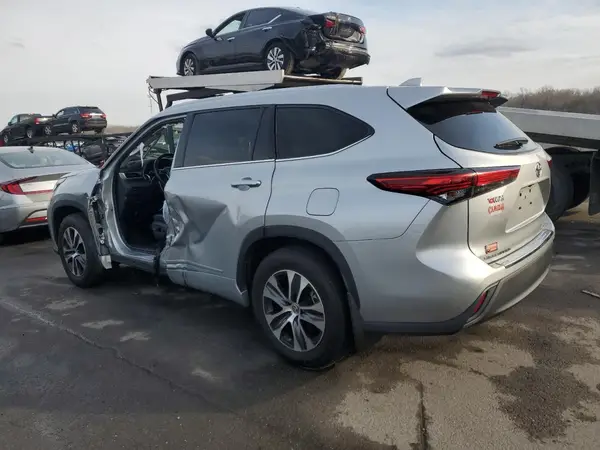 5TDGZRBH8NS572708 2022 TOYOTA HIGHLANDER - Image 2