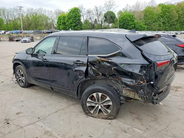 5TDGZRBH8NS576192 2022 TOYOTA HIGHLANDER - Image 2