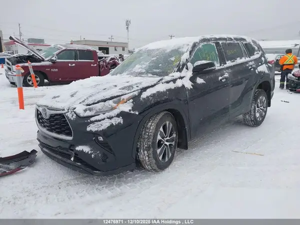 5TDGZRBH8NS580131 2022 TOYOTA HIGHLANDER - Image 2