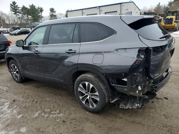 5TDGZRBH8NS582512 2022 TOYOTA HIGHLANDER - Image 2