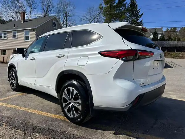 5TDGZRBH8NS583210 2022 TOYOTA HIGHLANDER - Image 2