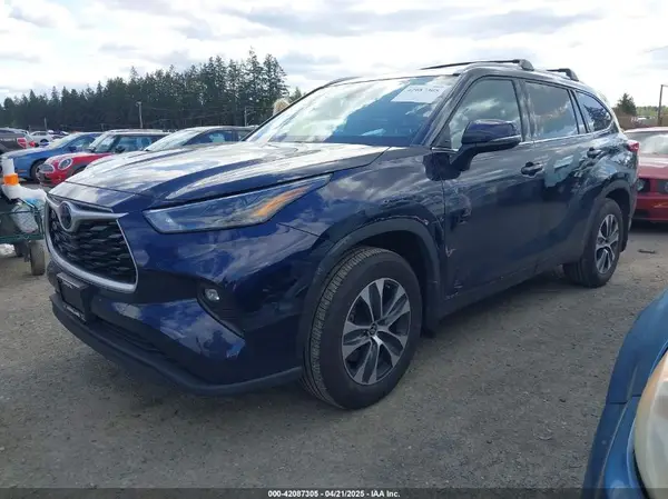 5TDGZRBH8NS587449 2022 TOYOTA HIGHLANDER - Image 2