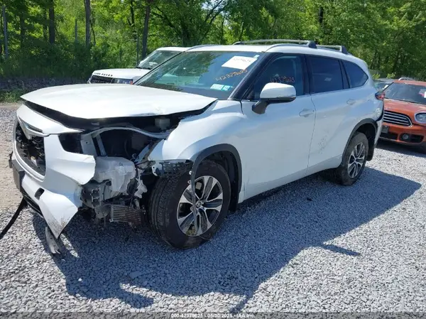 5TDGZRBH8NS590836 2022 TOYOTA HIGHLANDER - Image 2