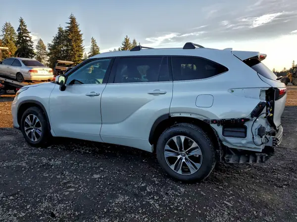 5TDGZRBH8NS591324 2022 TOYOTA HIGHLANDER - Image 2