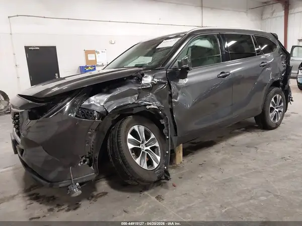 5TDGZRBH8NS596782 2022 TOYOTA HIGHLANDER - Image 2