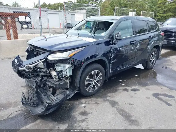 5TDGZRBH9LS055057 2020 TOYOTA HIGHLANDER - Image 2