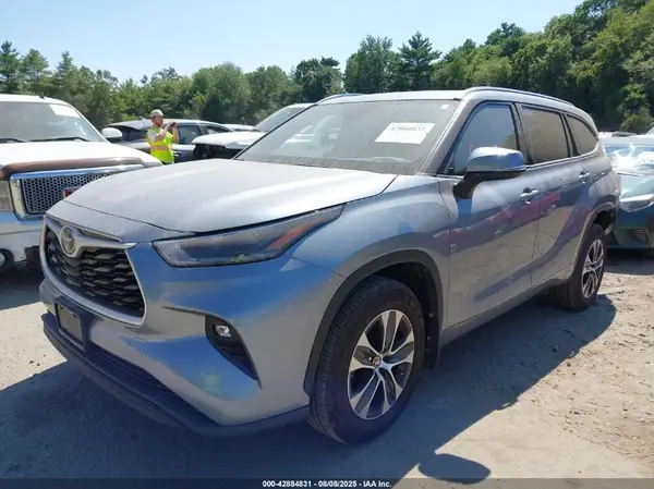 5TDGZRBH9MS074757 2021 TOYOTA HIGHLANDER - Image 2