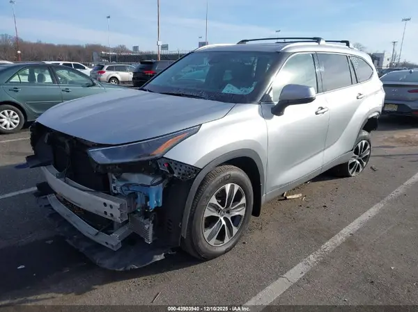 5TDGZRBH9MS077285 2021 TOYOTA HIGHLANDER - Image 2