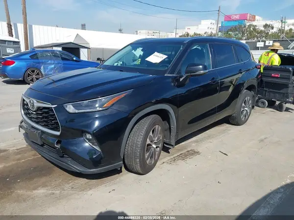 5TDGZRBH9MS089470 2021 TOYOTA HIGHLANDER - Image 2