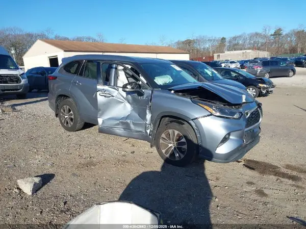5TDGZRBH9MS100869 2021 TOYOTA HIGHLANDER - Image 1