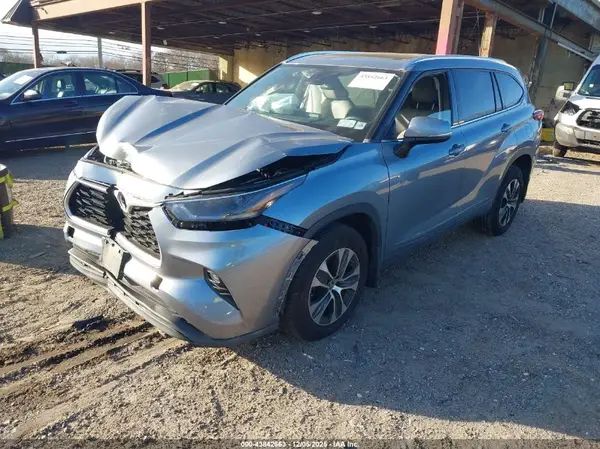 5TDGZRBH9MS100869 2021 TOYOTA HIGHLANDER - Image 2