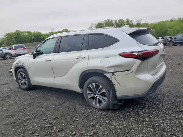 5TDGZRBH9MS119826 2021 TOYOTA HIGHLANDER - Image 2