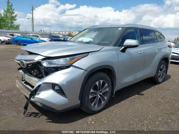 5TDGZRBH9MS535648 2021 TOYOTA HIGHLANDER - Image 2