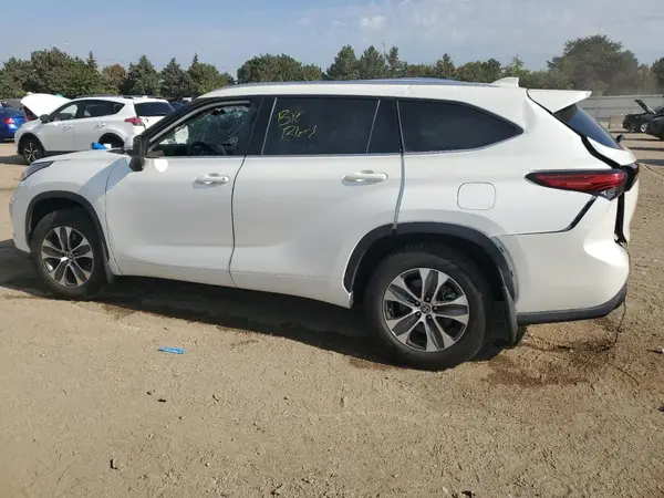 5TDGZRBH9MS552742 2021 TOYOTA HIGHLANDER - Image 2