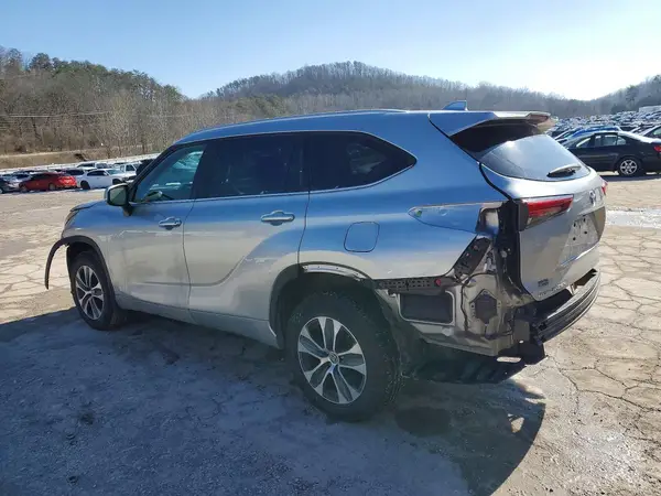5TDGZRBH9NS227493 2022 TOYOTA HIGHLANDER - Image 2