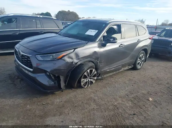 5TDGZRBH9NS235657 2022 TOYOTA HIGHLANDER - Image 2