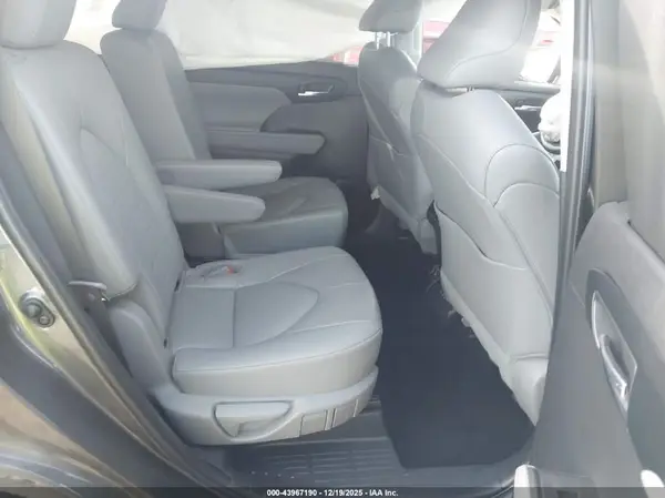 5TDGZRBH9NS235657 2022 TOYOTA HIGHLANDER - Image 8