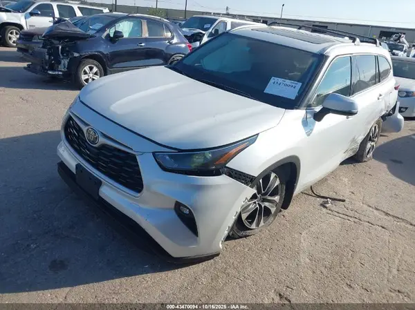 5TDGZRBH9NS239109 2022 TOYOTA HIGHLANDER - Image 2
