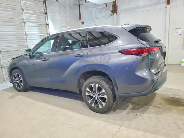 5TDGZRBH9NS246044 2022 TOYOTA HIGHLANDER - Image 2