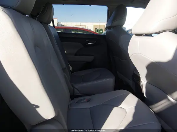 5TDGZRBH9NS561247 2022 TOYOTA HIGHLANDER - Image 8