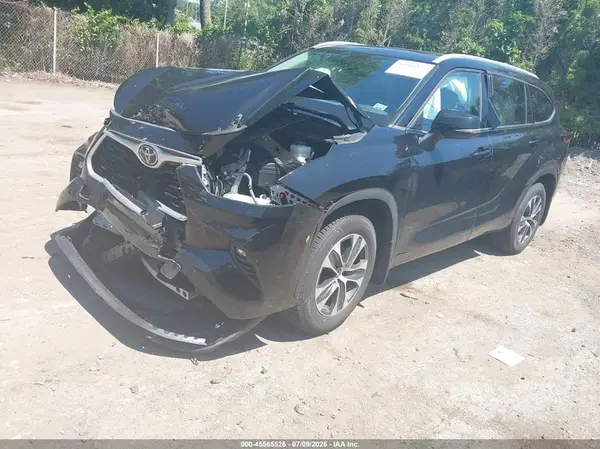 5TDGZRBH9NS578260 2022 TOYOTA HIGHLANDER - Image 2