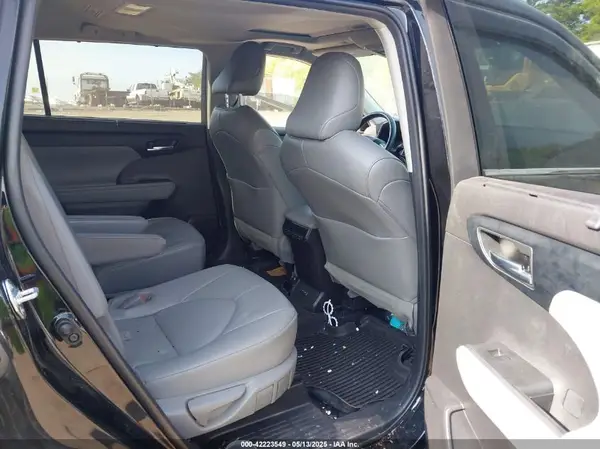 5TDGZRBH9NS578954 2022 TOYOTA HIGHLANDER - Image 8