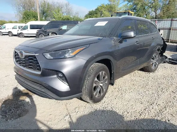 5TDGZRBH9NS581515 2022 TOYOTA HIGHLANDER - Image 2