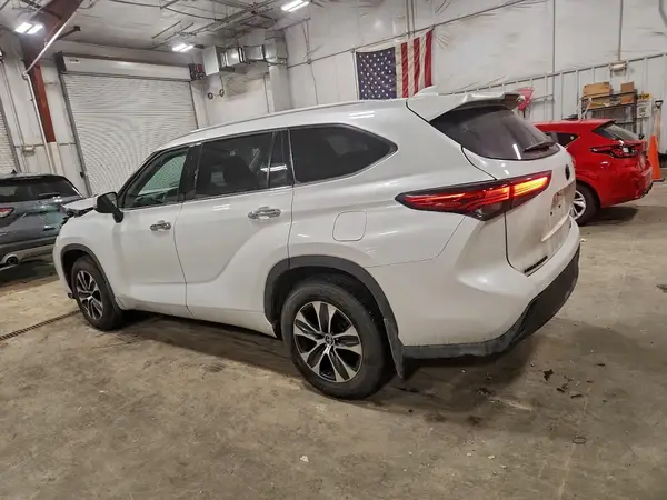 5TDGZRBH9NS584592 2022 TOYOTA HIGHLANDER - Image 2