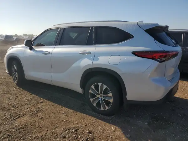 5TDGZRBH9NS586665 2022 TOYOTA HIGHLANDER - Image 2