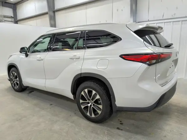 5TDGZRBH9NS587184 2022 TOYOTA HIGHLANDER - Image 2