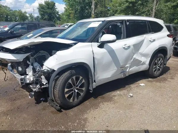 5TDGZRBH9NS588707 2022 TOYOTA HIGHLANDER - Image 2
