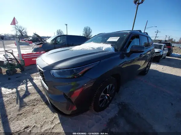 5TDGZRBH9NS589162 2022 TOYOTA HIGHLANDER - Image 2