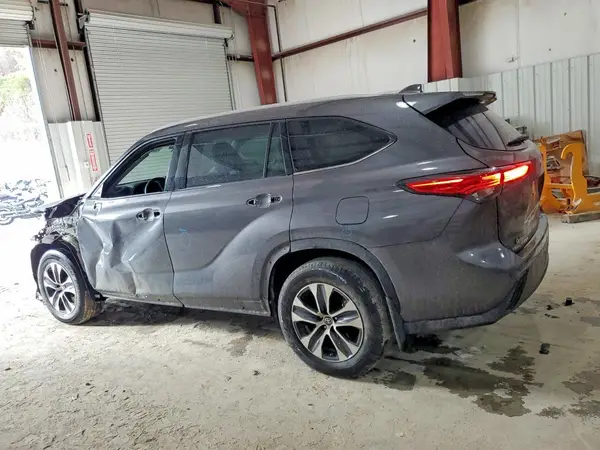 5TDGZRBH9NS589212 2022 TOYOTA HIGHLANDER - Image 2