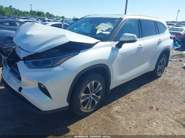 5TDGZRBH9NS590649 2022 TOYOTA HIGHLANDER - Image 2