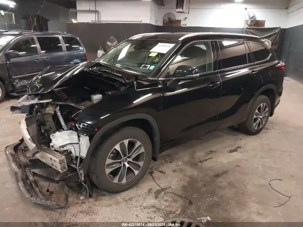 5TDGZRBH9NS591042 2022 TOYOTA HIGHLANDER - Image 2