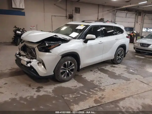 5TDGZRBH9NS596046 2022 TOYOTA HIGHLANDER - Image 2