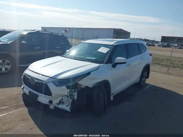 5TDGZRBHXMS075948 2021 TOYOTA HIGHLANDER - Image 2