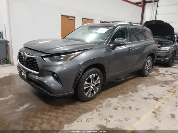 5TDGZRBHXMS081359 2021 TOYOTA HIGHLANDER - Image 2