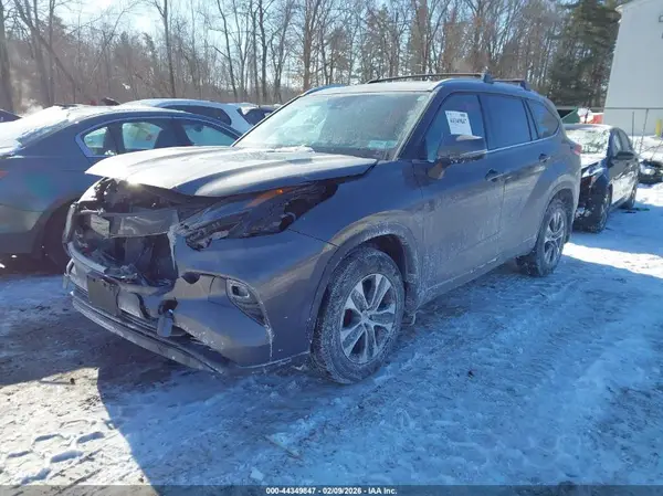 5TDGZRBHXMS119124 2021 TOYOTA HIGHLANDER - Image 2