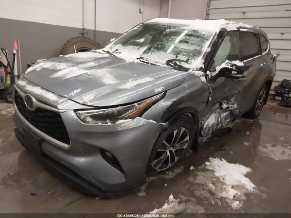 5TDGZRBHXMS123495 2021 TOYOTA HIGHLANDER - Image 2