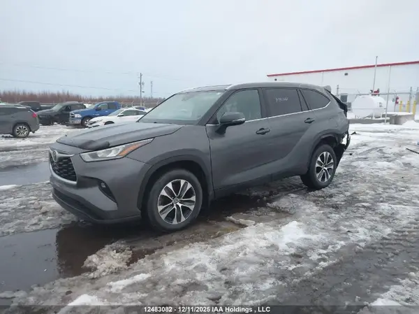 5TDGZRBHXMS153841 2021 TOYOTA HIGHLANDER - Image 2