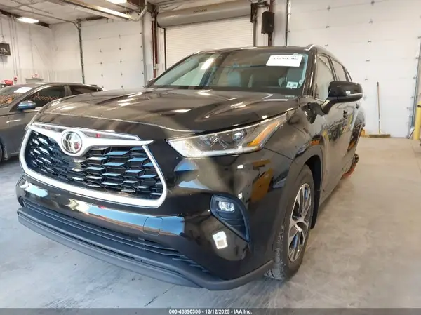 5TDGZRBHXMS153905 2021 TOYOTA HIGHLANDER - Image 2
