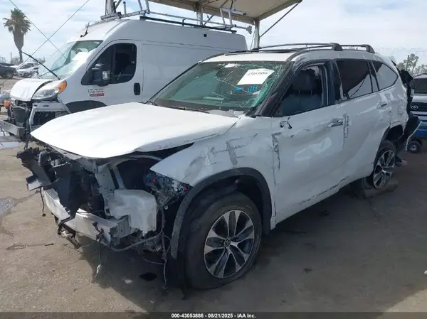 5TDGZRBHXMS530751 2021 TOYOTA HIGHLANDER - Image 2