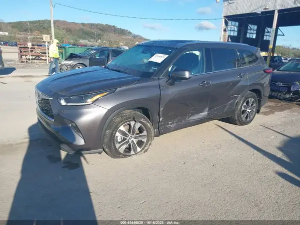5TDGZRBHXMS539854 2021 TOYOTA HIGHLANDER - Image 2