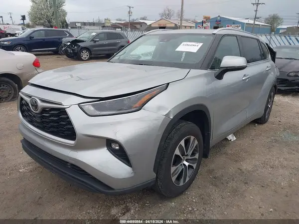 5TDGZRBHXMS555133 2021 TOYOTA HIGHLANDER - Image 2